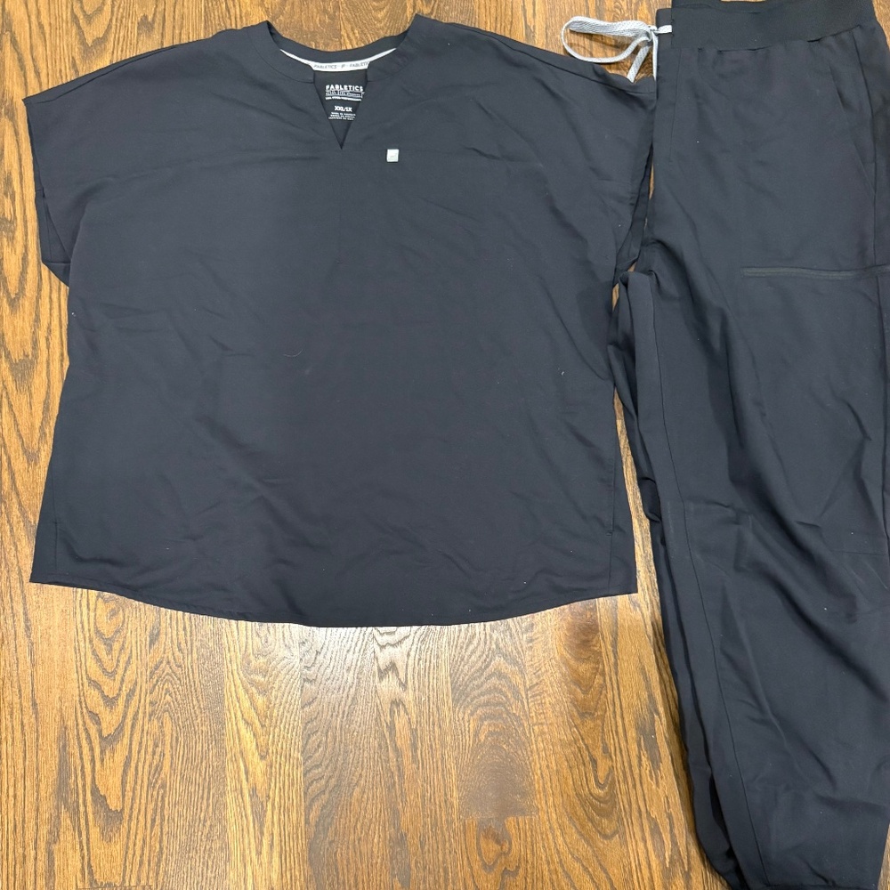 Fabletics Evolve Scrubs Set Black
